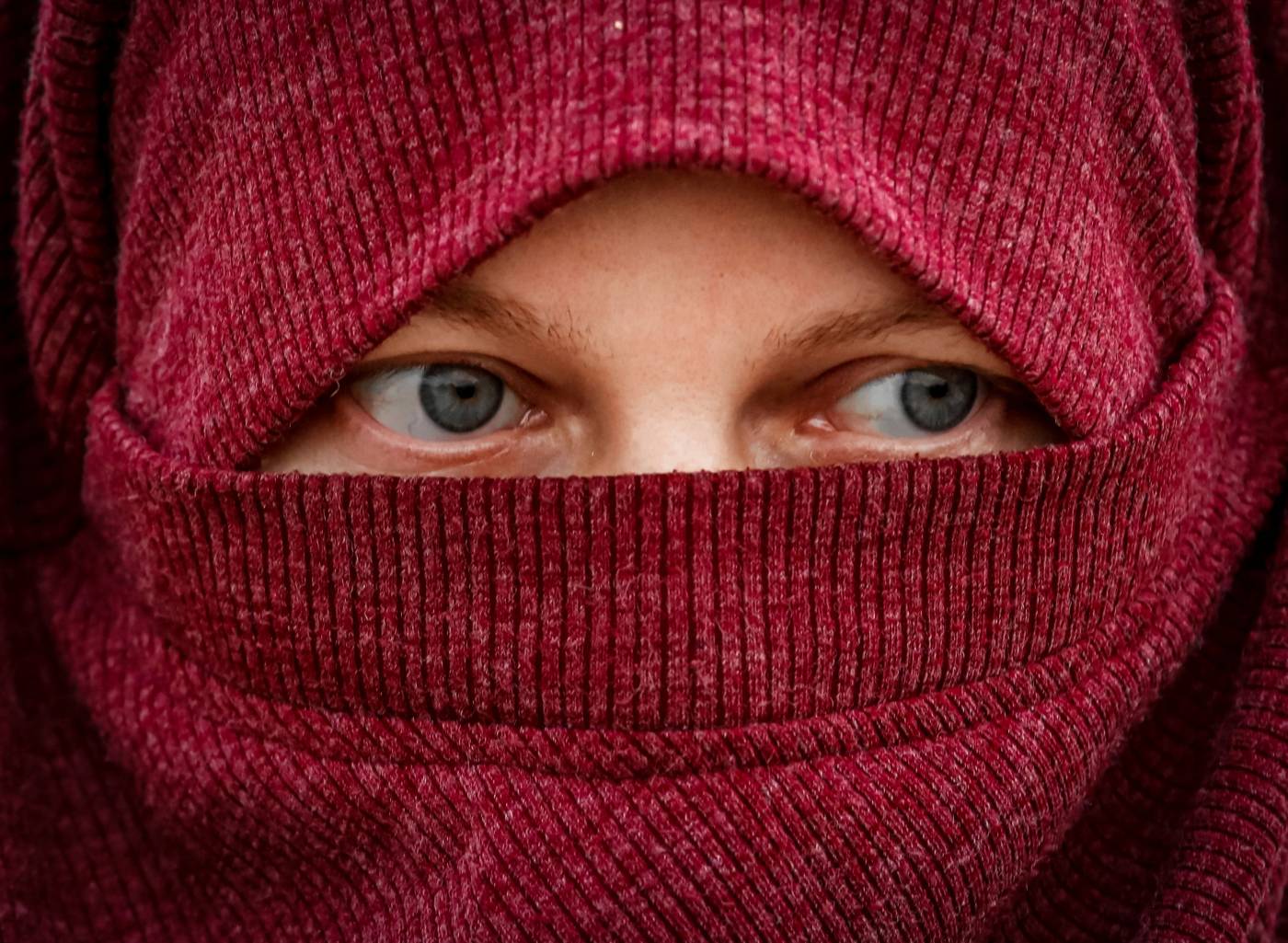 Moamera Muhamedagic, mujer de Bosnia y Herzegovina casada ala fuerza con un luchador del Estado Islámico, se encuentra en el campamento de al-Roj, Siria. 