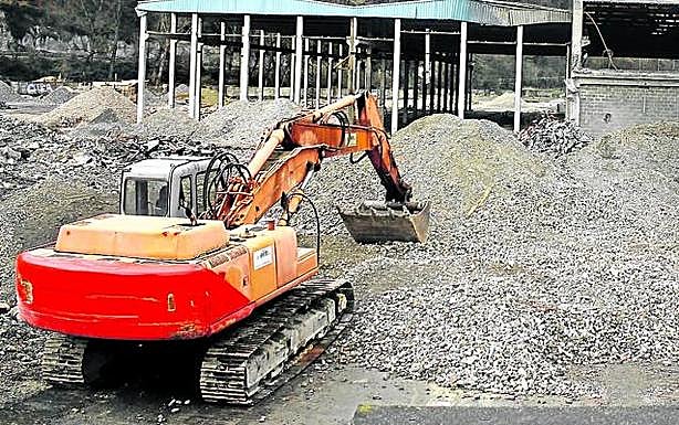 Una excavadora trabaja en los terrenos que albergaban la empresa dedicada a prefabricados de hormigón. 