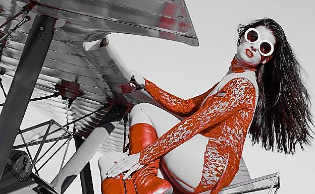 Ainhoa diseña sus propios trajes de vuelo y debajo lleva un mono de Nomex, como los pilotos de Fórmula 1. 