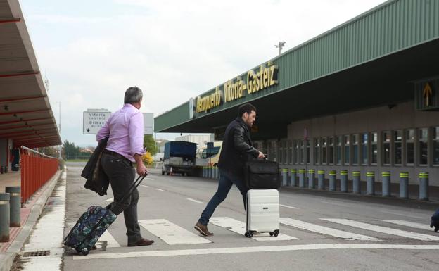 Pasajeros en la entrada de la terminal vitoriana. 