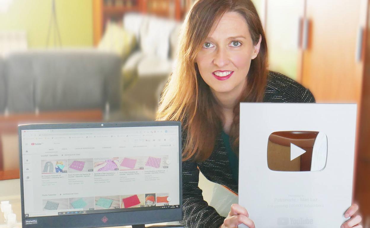 Mari Luz Elvira posa sonriente con el botón de plata de YouTube.