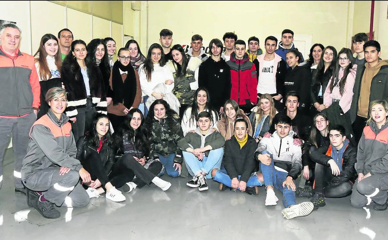Los mentores de Bridgestone junto a los nueve grupos de alumnos que representan al Instituto Urbi en STARTInnova.