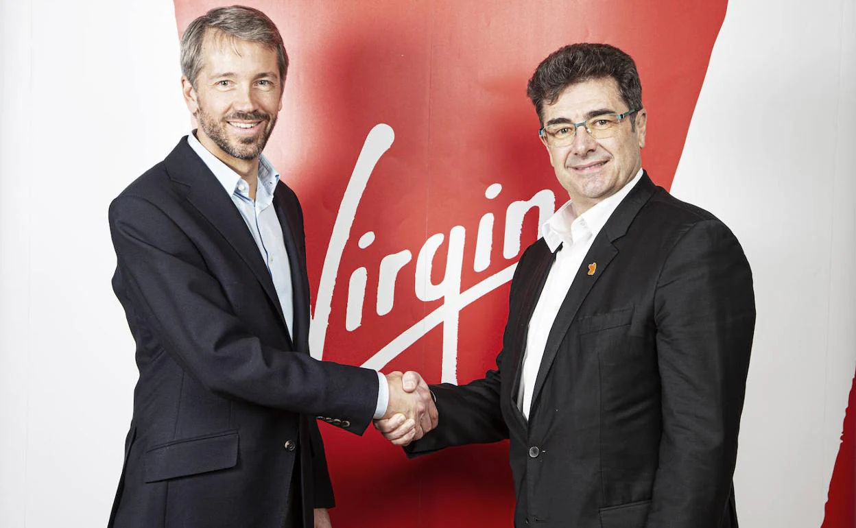 El consejero delegado de Euskaltel, José Miguel García, con su homólogo de Virgin, Josh Bayliss. 