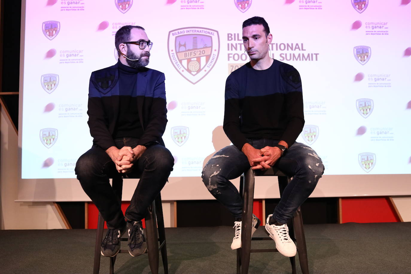 El periodista Axel Torres entrevista a Lionel Scaloni.