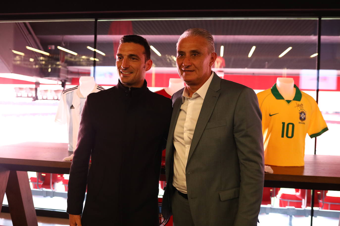 La amistad entre los seleccionadores de Argentina y Brasil dejando a un lado la gran rivalidad del fútbol latinoamericano.