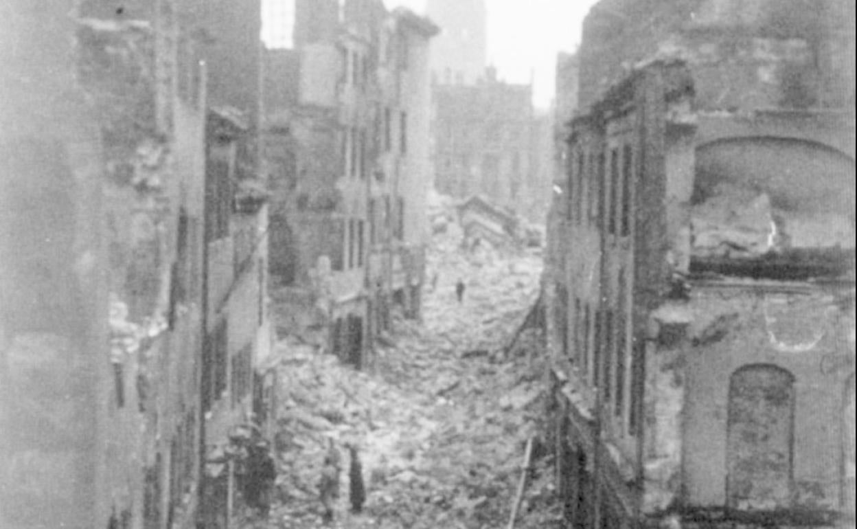 Dresde, después del bombardeo aliado del 13 de febrero de 1945 en el que murieron 25.000 civiles en una ciudad indefensa.