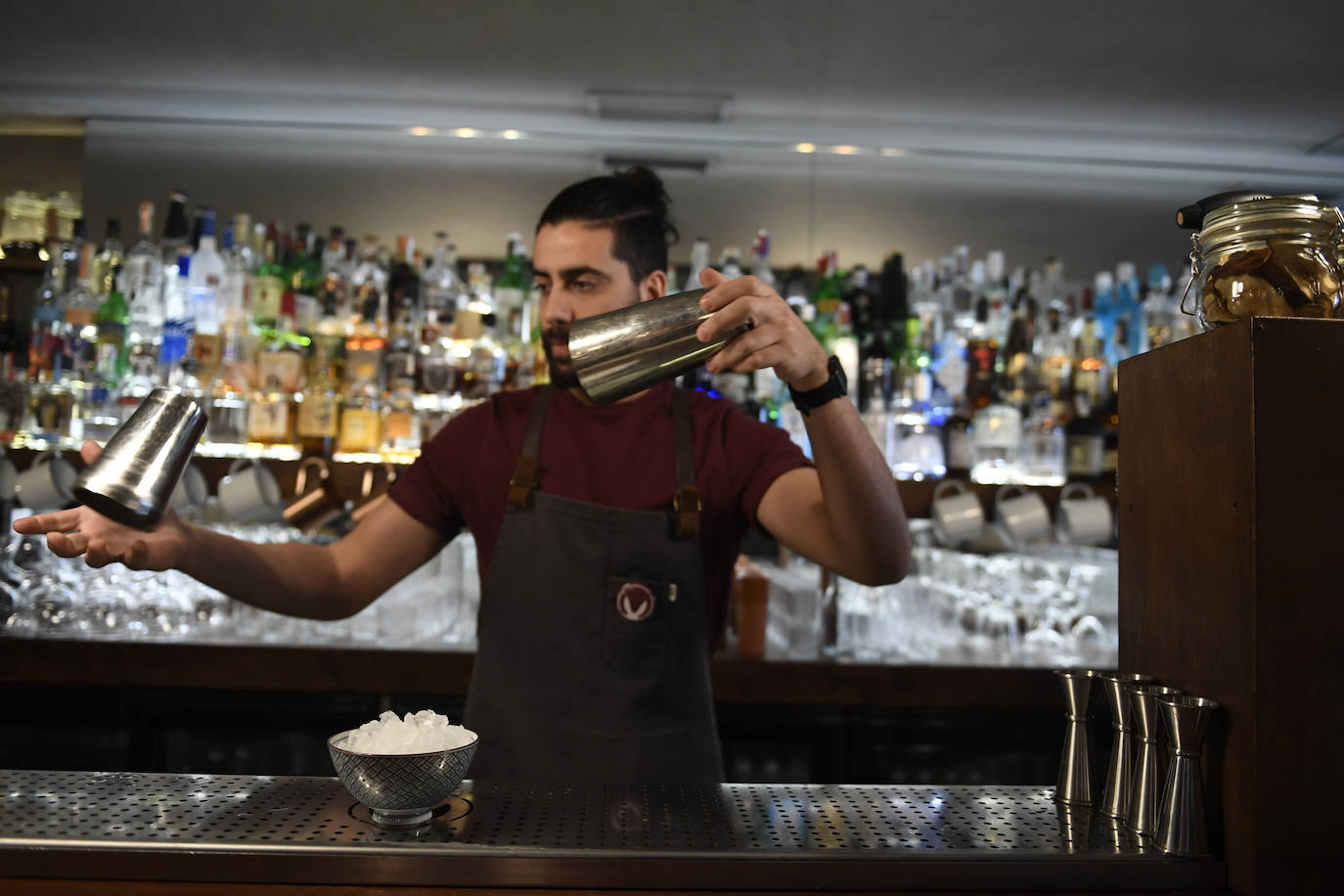 Rafa Reyes prepra un cóctel en 'La Mula'.
