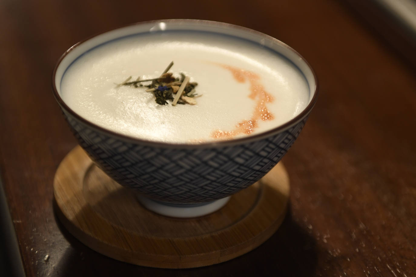 Presentación final del cóctel La Mula.