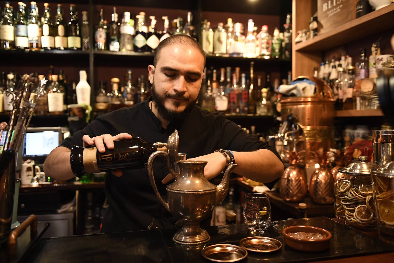 En el 'Residence' el barman es Juan Fernando Valencia.