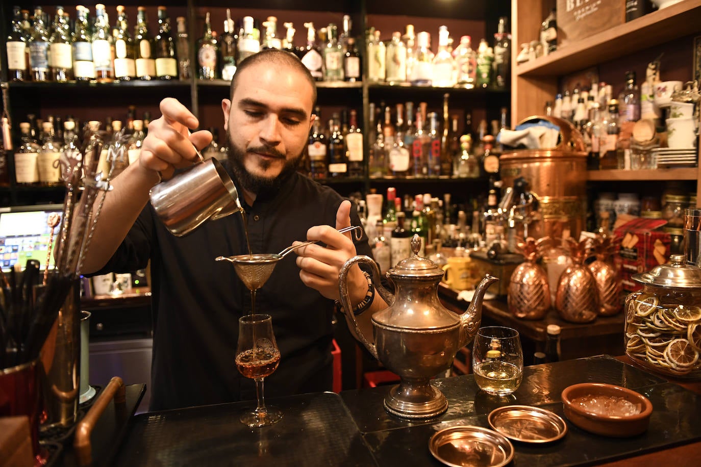 Valencia prepara un marianito con un colador.