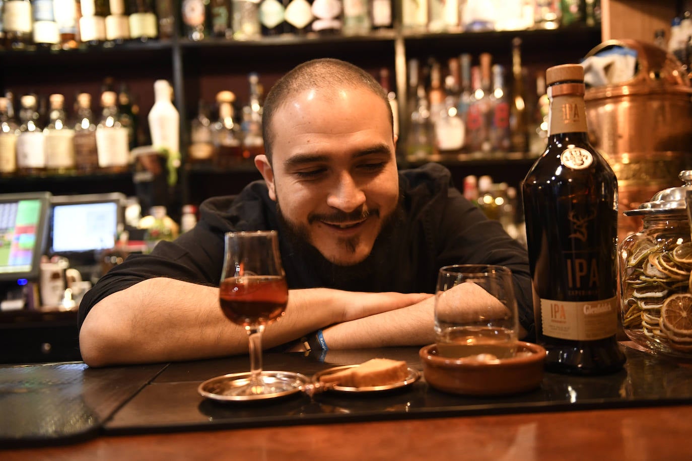 El barman feliz observa su producto final.