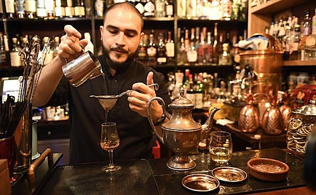 Juan Fernando Valencia prepara el whisky 'on the Rocks'.