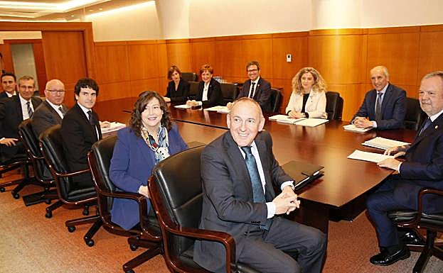 Ramiro González, en el centro de la imagen, junto al resto de miembros del Consejo Vasco de Finanzas.
