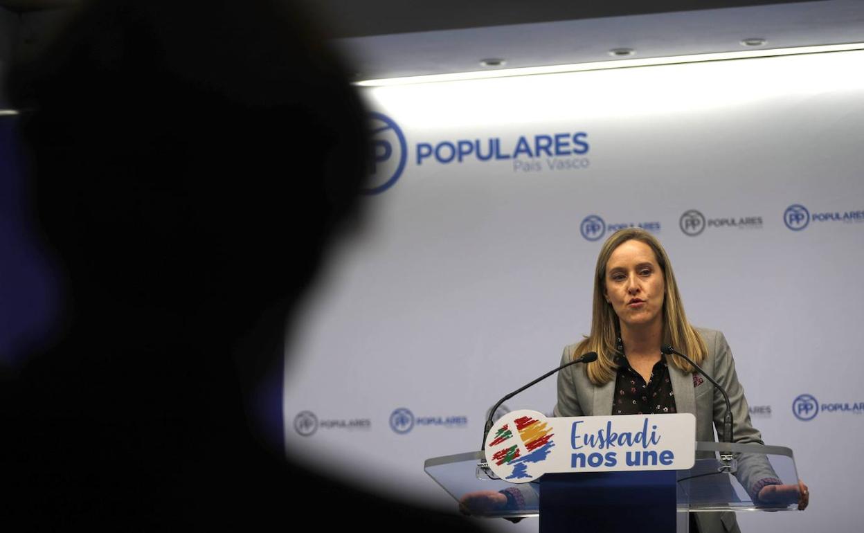 La secretaria general del PP vasco, Amaya Fernández, en una rueda de prensa. 