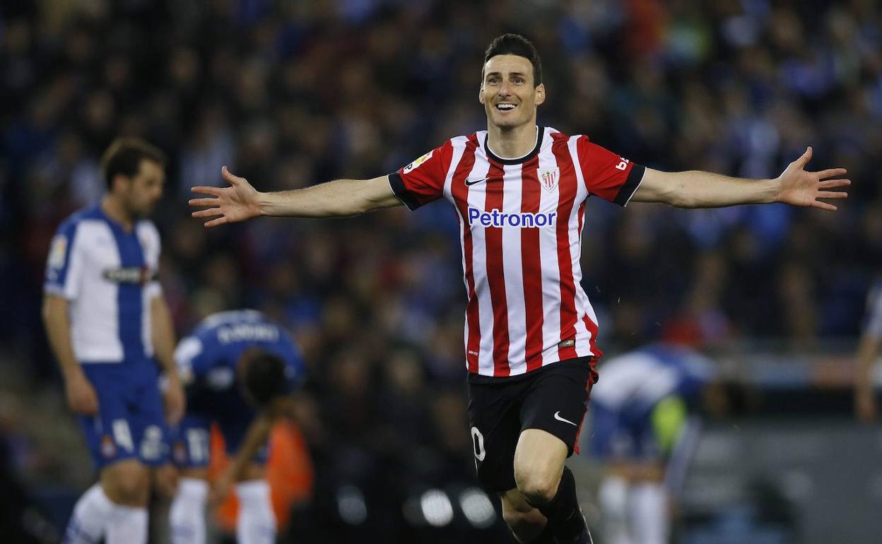 Aduriz celebra un gol. 