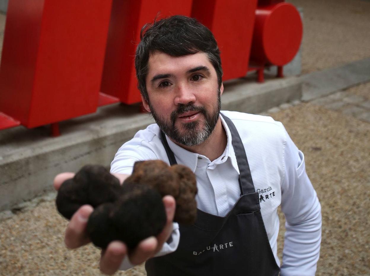 El cocinero soriano muestra una trufa.