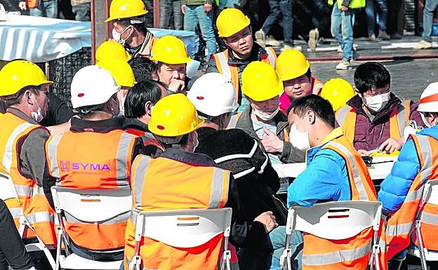 Operarios del Mobile han pasado de montar la estructura del congreso a planificar su desmontaje.