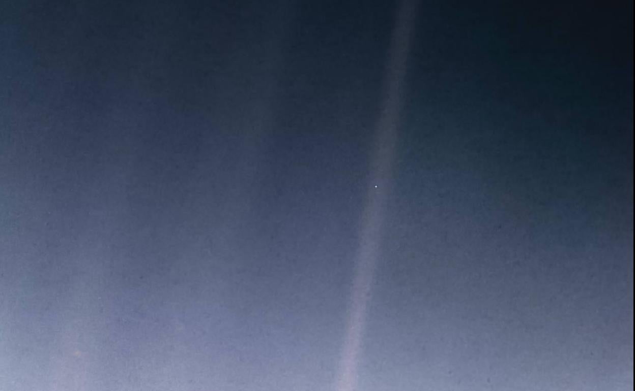 El puntito en el rayo de luz es la Tierra vista desde 6.000 millones de kilómetros. 