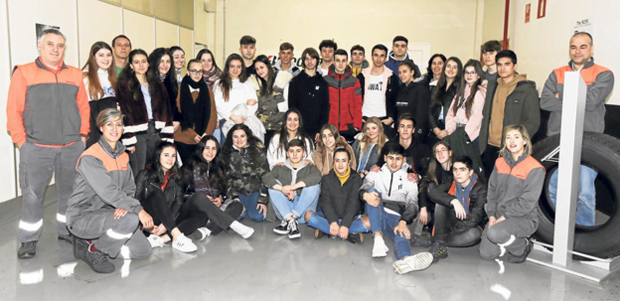 Los mentores de Bridgestone junto a los nueve grupos de alumnos que representan al Instituto Urbi en STARTInnova.
