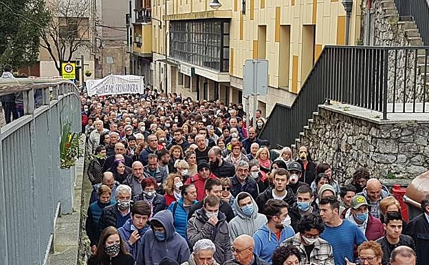 Los vecinos salen de Ermua..