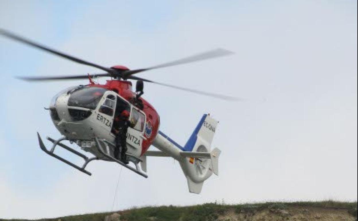 Imagen de archivo del helicóptero de rescate de la Ertzaintza.