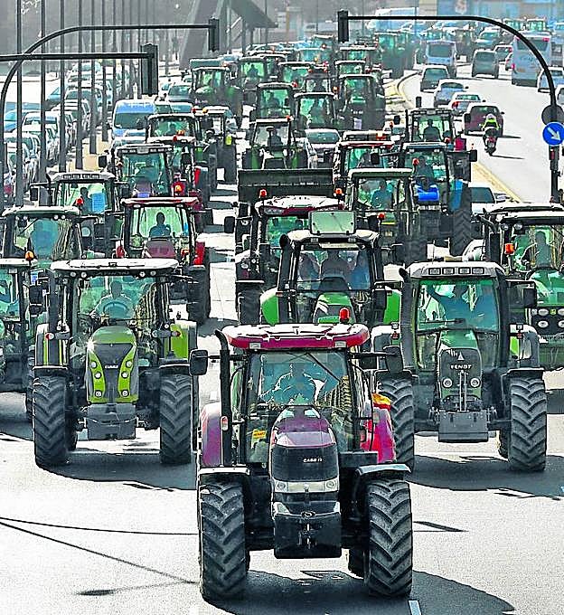 Los tractores avanzan hacia el centro de Valencia para manifestarse.
