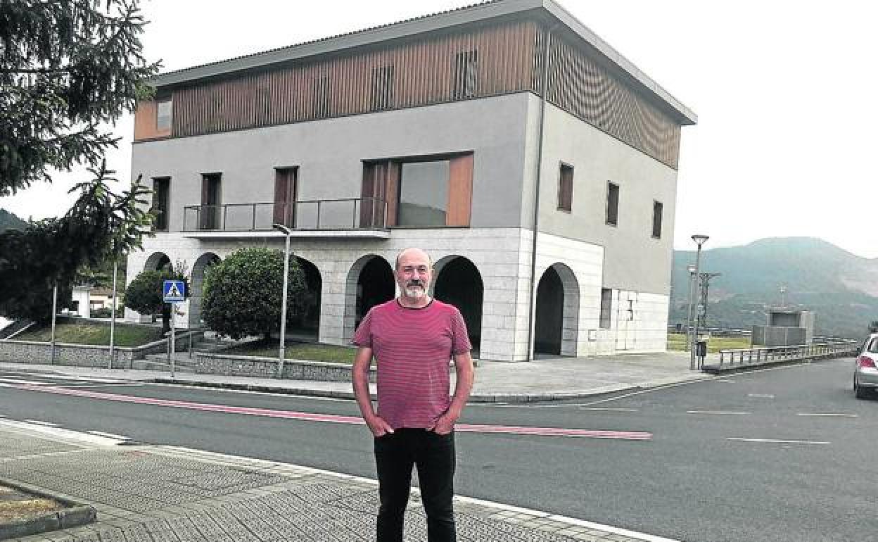 Alberto Ugarriza, alcalde por EH Bildu en Zaratamo, posa ayer frente al Ayuntamiento. 
