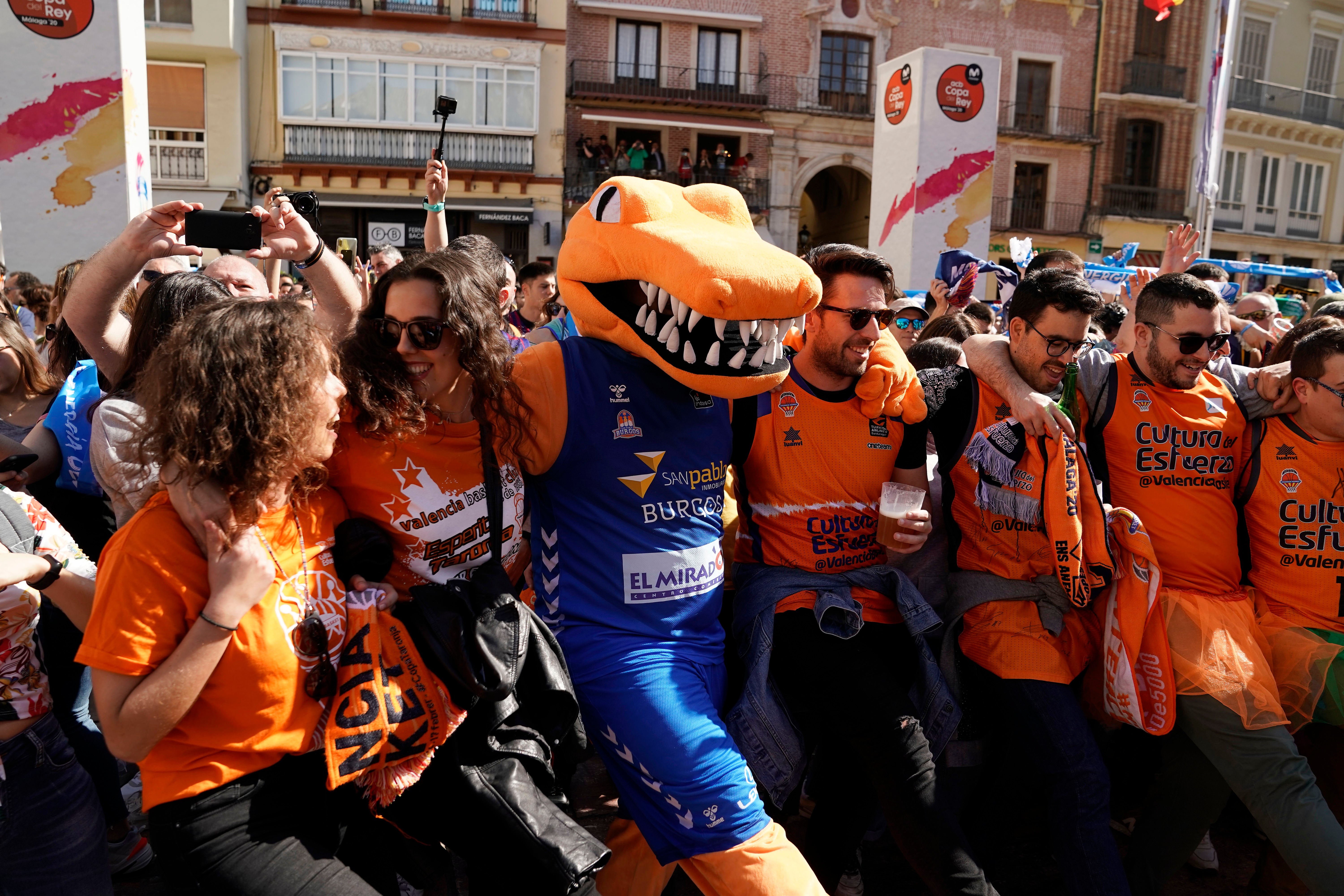 Fotos: La afición del Baskonia reina en la &#039;kalejira&#039; de una Copa sin su equipo