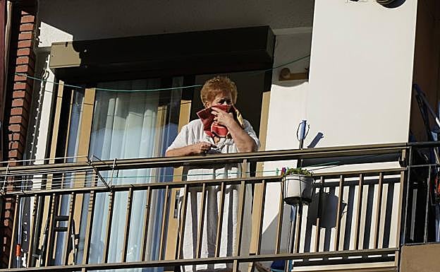 Imagen principal - Malos humos. Muchos vecinos, sobre todo los más sensibles, se protegieron ayer con paños y mascarillas para no respirar los tóxicos. Otros, mientras, pasearon con tranquilidad como cualquier otro día. En la imagen de la izquierda, Itziar prueba el efecto de una mascarilla en el barrio de Eitzaga, donde está el vertedero. 