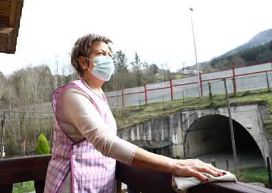 Imagen secundaria 1 - Malos humos. Muchos vecinos, sobre todo los más sensibles, se protegieron ayer con paños y mascarillas para no respirar los tóxicos. Otros, mientras, pasearon con tranquilidad como cualquier otro día. En la imagen de la izquierda, Itziar prueba el efecto de una mascarilla en el barrio de Eitzaga, donde está el vertedero. 