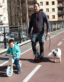 Imagen secundaria 2 - Malos humos. Muchos vecinos, sobre todo los más sensibles, se protegieron ayer con paños y mascarillas para no respirar los tóxicos. Otros, mientras, pasearon con tranquilidad como cualquier otro día. En la imagen de la izquierda, Itziar prueba el efecto de una mascarilla en el barrio de Eitzaga, donde está el vertedero. 