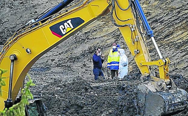 Varios operarios trabajan en el asentamiento de la ladera en la que se va a buscar a los trabajadores desaparecidos en Zaldibar.