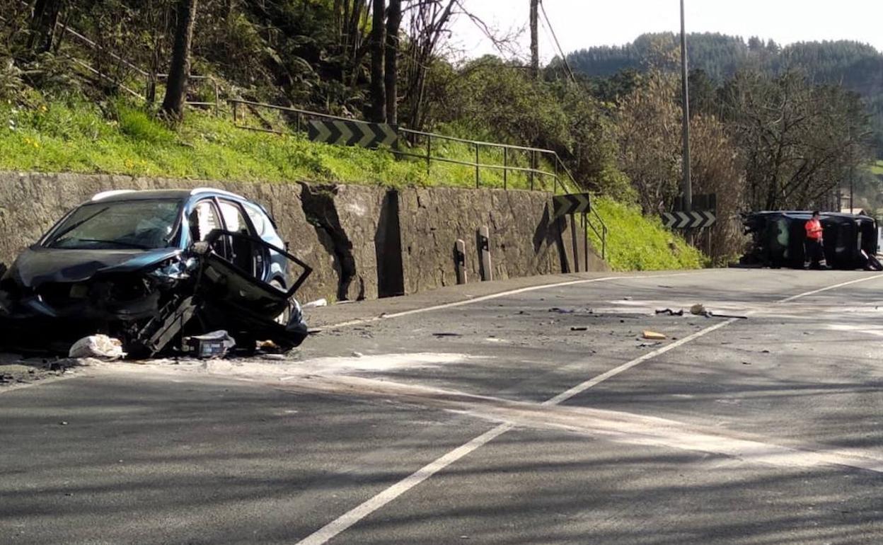 Uno de los vehículos ha quedado volcado sobre la calzada,