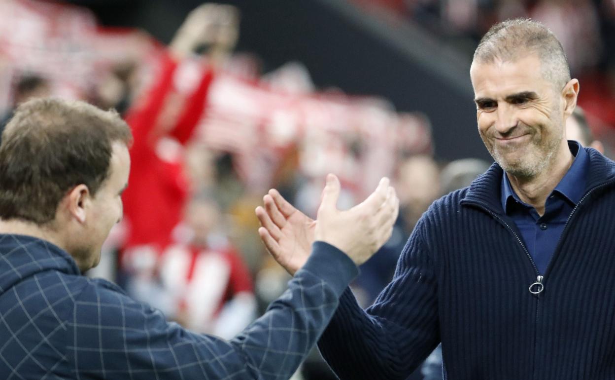 Garitano se saluda con su buen amigo Jagoba Arrasate, entrenador del Osasuna.