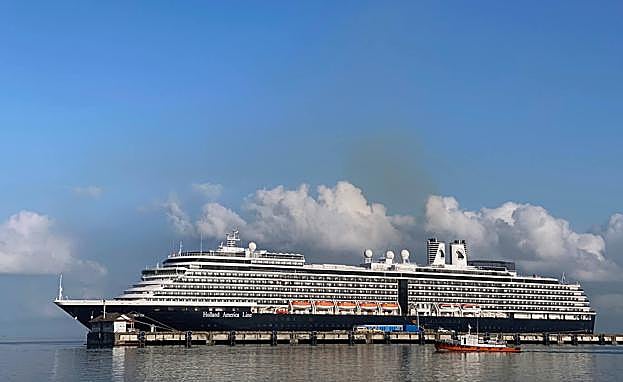 El crucero MS Westerdam en el muelle en el puerto camboyano de Sihanoukville.
