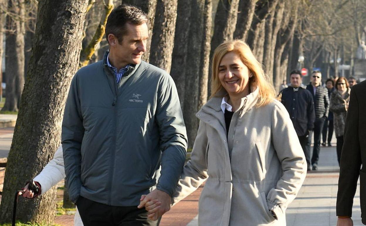 Urdangarín junto a la infanta Cristina en el paseo de Cervantes durante su primer permiso penitenciario.