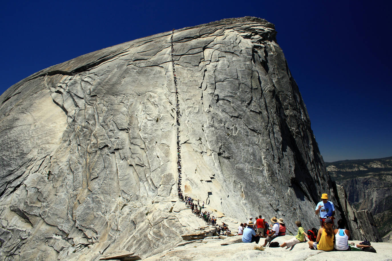 Half Dome (Parque Nacional de Yosemite, California) | El Half Dome es un domo granítico situado en el extremo oriental del valle de Yosemite. Es uno de sus lugares más icónicos y todo un reto para escalar.