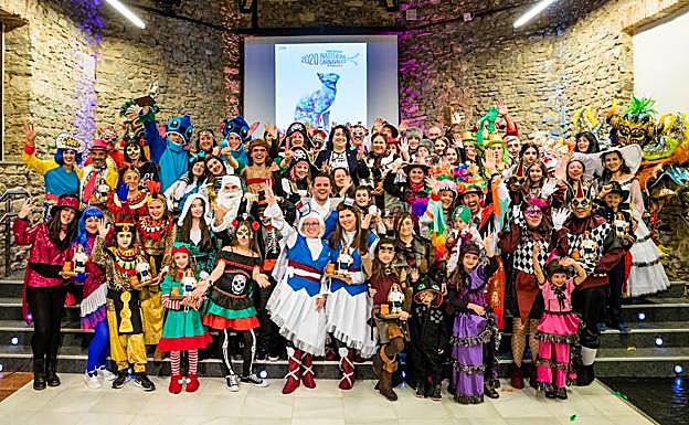 Representantes de las 26 comparsas dan por inaugurado el Carnaval en Villa Suso. En el centro, los Cuentásticos del Ampa de Niño Jesús, encargados de leer el pregón.