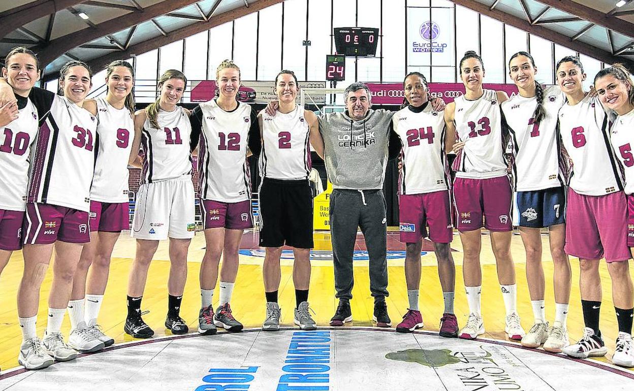 Las jugadoras del Lointek Gernika y su técnico Mario López, antes de comenzar el entrenamiento del lunes en el polideportivo de Maloste. 