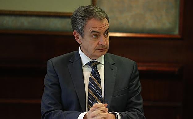 Zapatero durante una reunión.