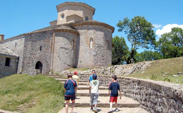 Visitantes en el santuario de Aralar.