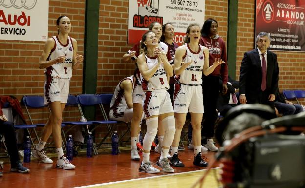 Las jugadoras del Lointek Gernika lamentándose durante el partido. 