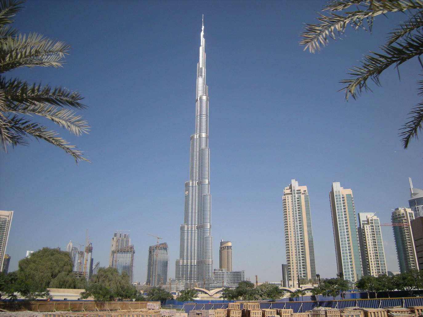 Burj Khalifa, en Emiratos Árabes Unidos, es el edificio más alto del mundo. Sus 828 metros de altura hacen de esta construcción un hito del ser humano.