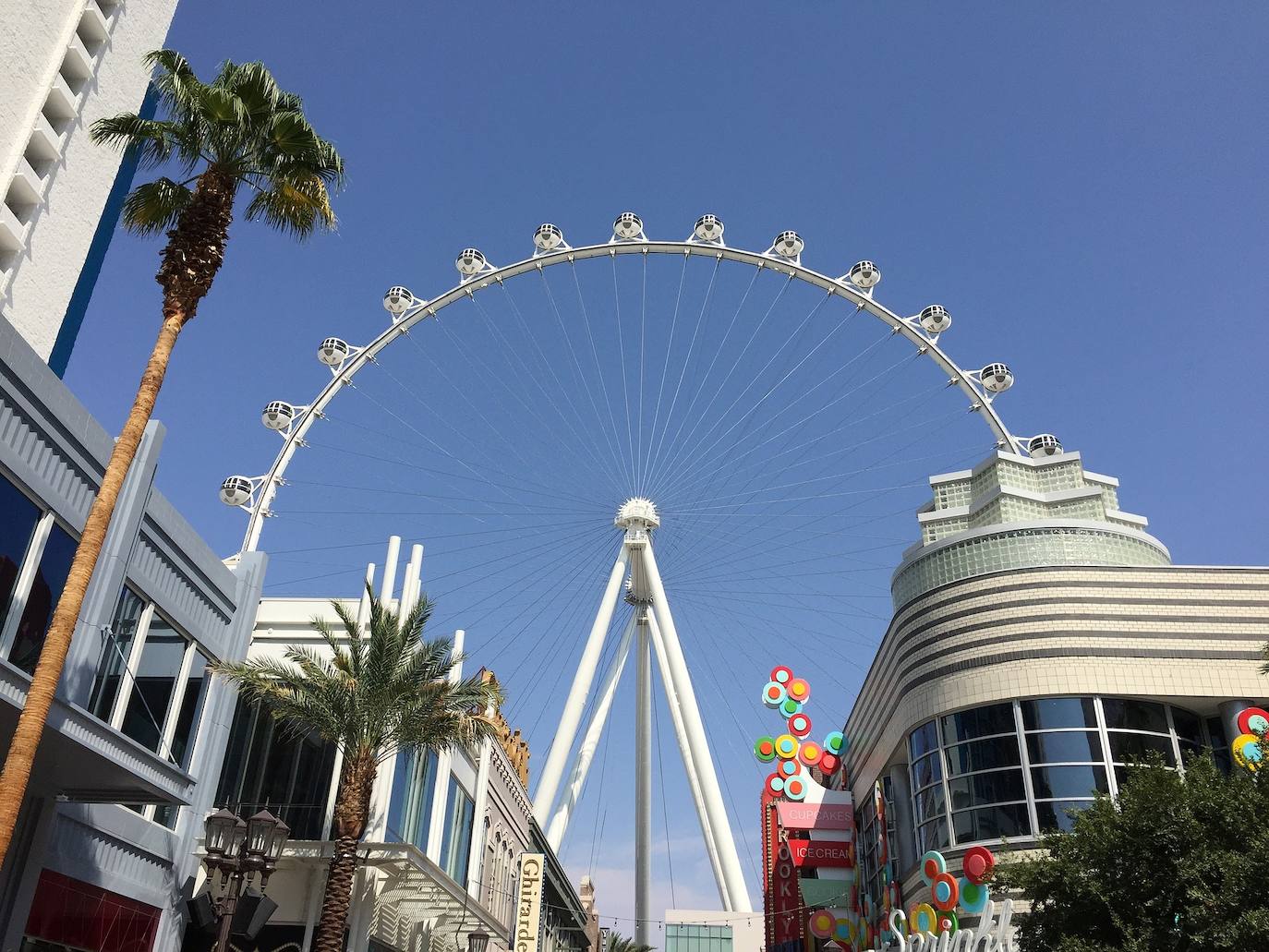 La noria de observación más alta del mundo se llama High Roller y se alza en Las Vegas. Cuenta con 28 cabinas, con capacidad para 40 personas cada una, y una altura de 167 metros.