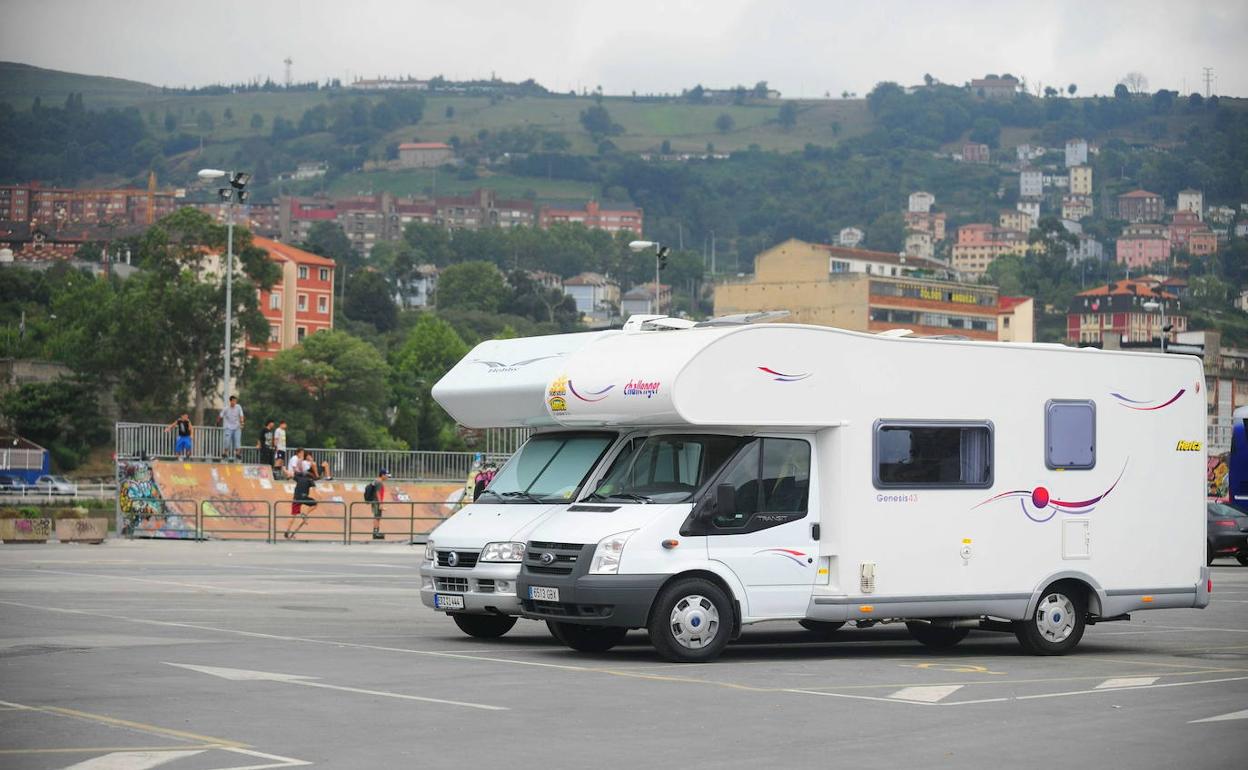 Imagen de archivo de autocaravanas estacionadas en Bilbao.