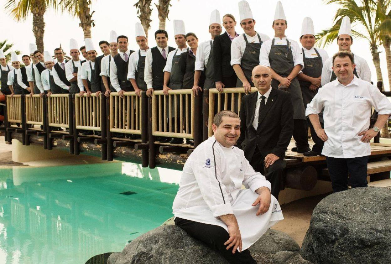 Erlantz Gorostiza (sentado) y Martín Berasategui posan con el equipo de MB en Tenerife.