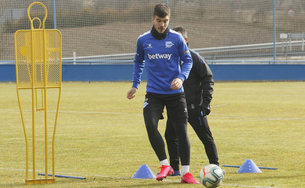 Martín toca el balón en un entrenamiento.