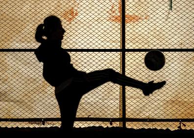 Imagen secundaria 1 - Jugadoras sirias entrenando y festejando junto a decenas de aficionados el título conseguido. 