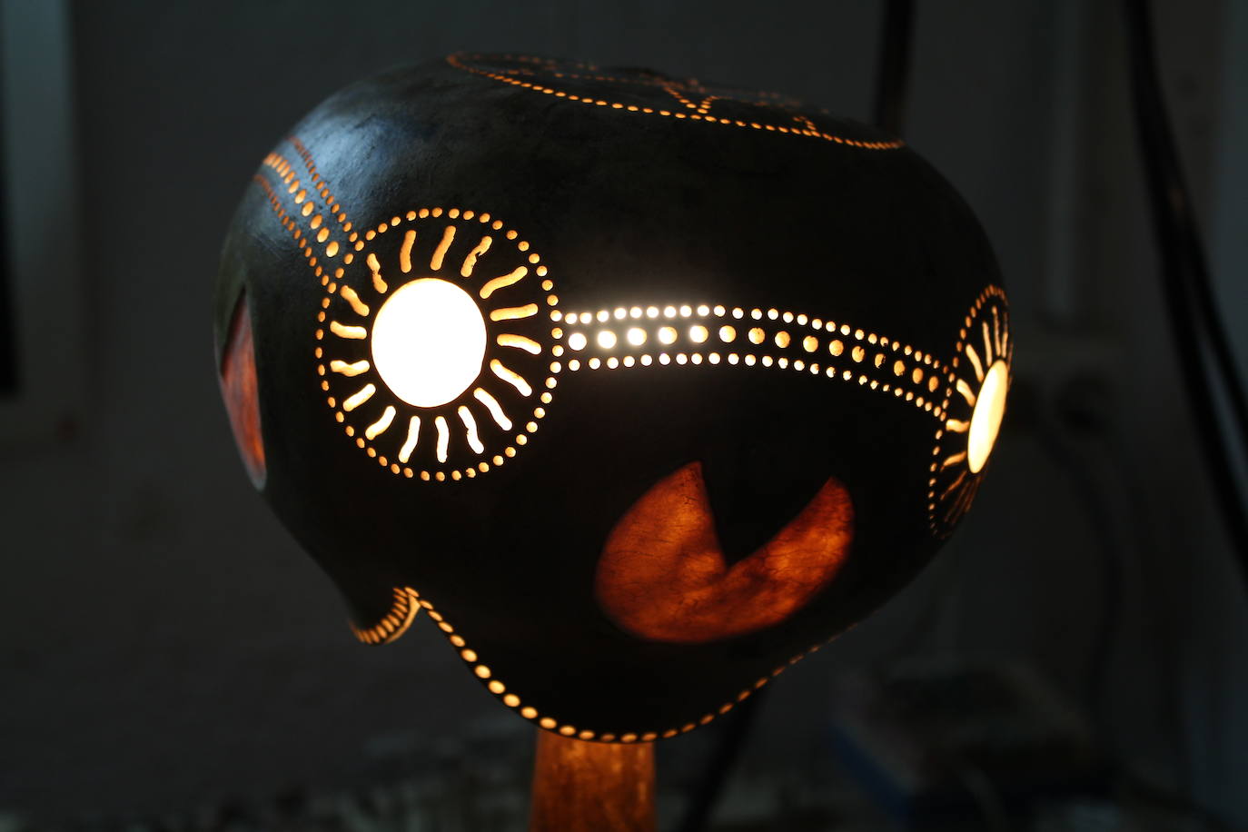 Fotos: El huerto alavés donde crecen lámparas, tazas, pendientes...