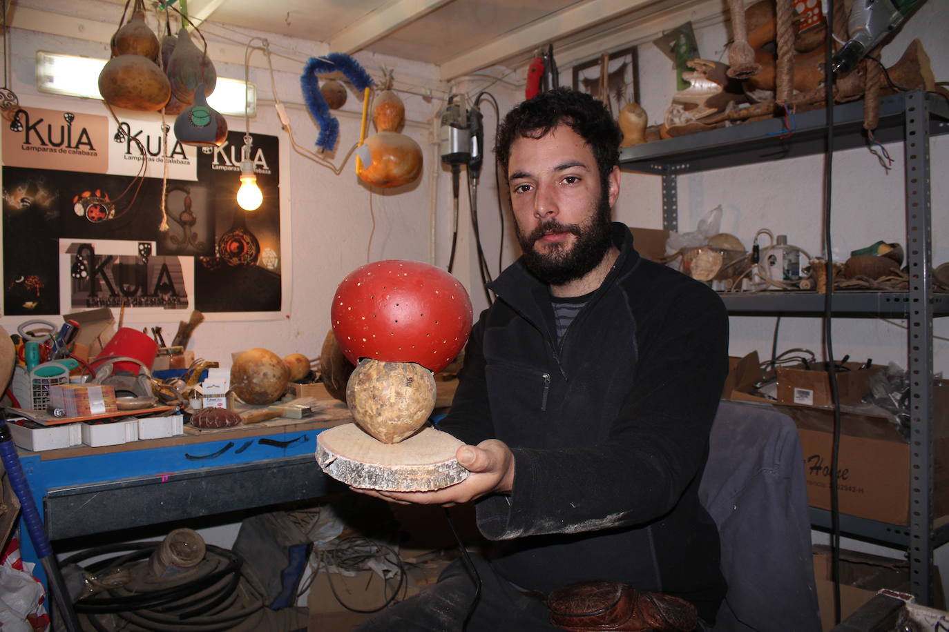 Fotos: El huerto alavés donde crecen lámparas, tazas, pendientes...